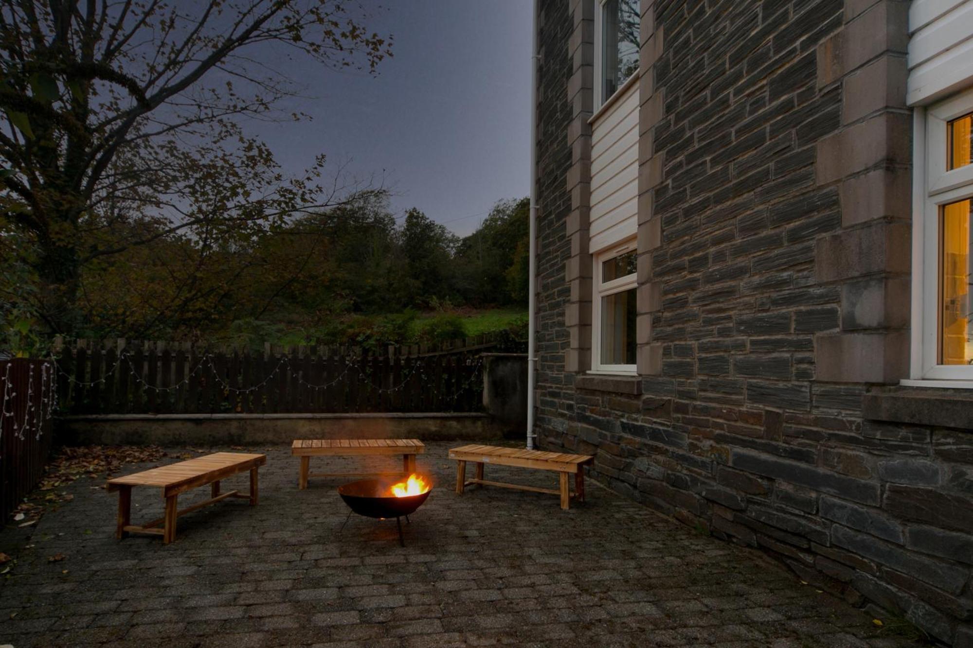 Snowdonia Luxury Flat Foosball Fire Pit Bbq Outdoor Dining Apartment Tremadog Exterior photo