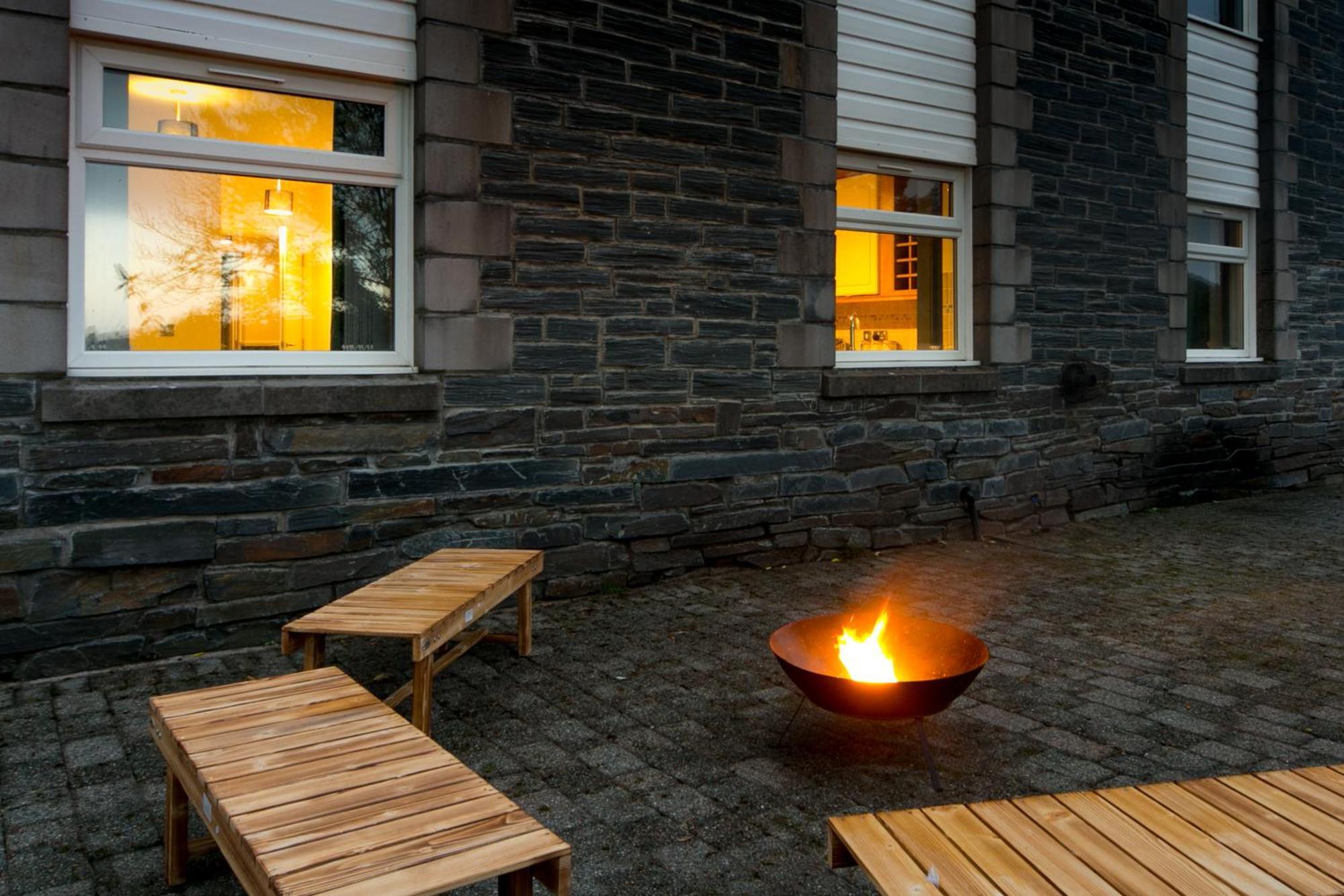 Snowdonia Luxury Flat Foosball Fire Pit Bbq Outdoor Dining Apartment Tremadog Exterior photo