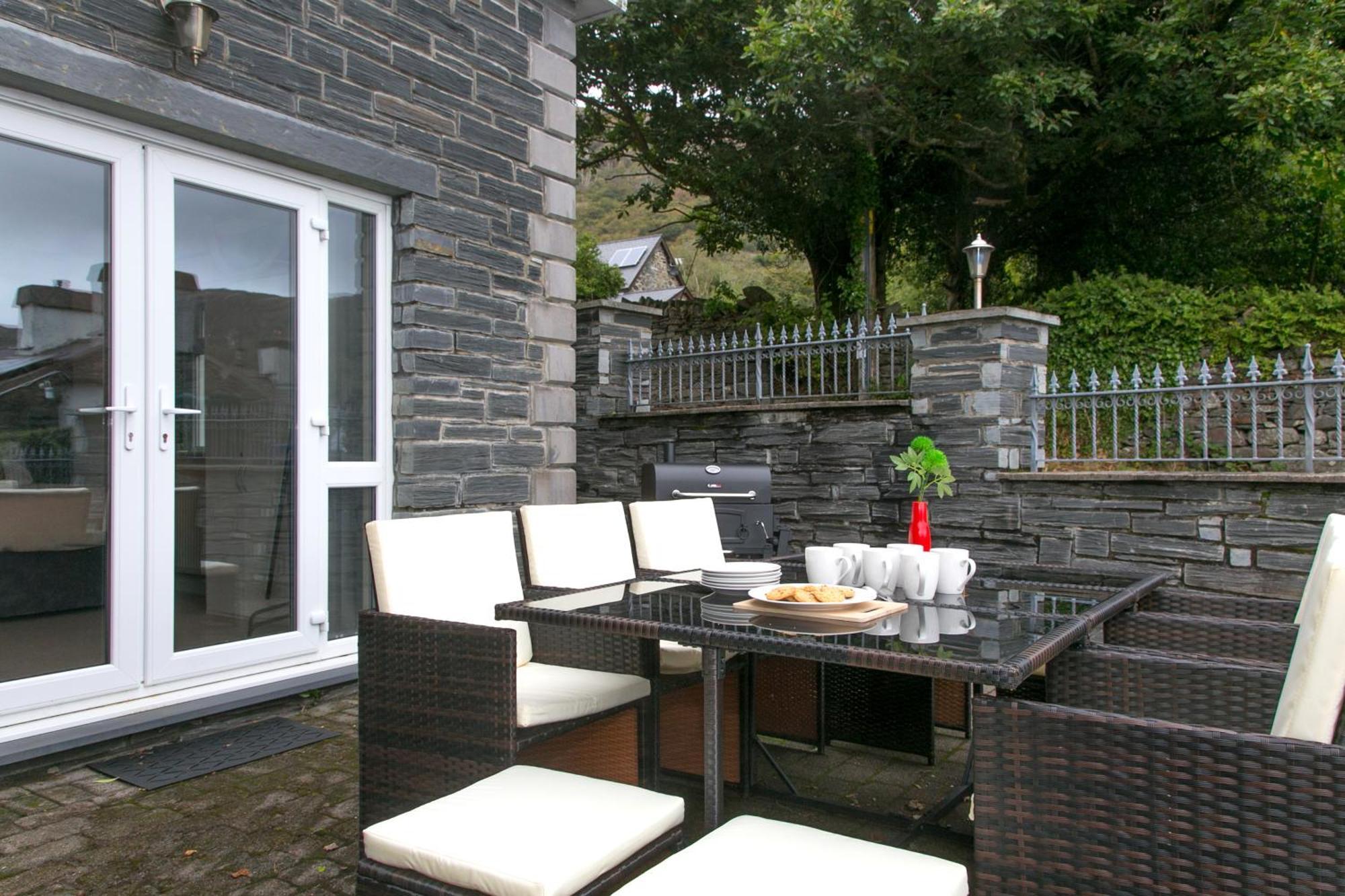 Snowdonia Luxury Flat Foosball Fire Pit Bbq Outdoor Dining Apartment Tremadog Exterior photo