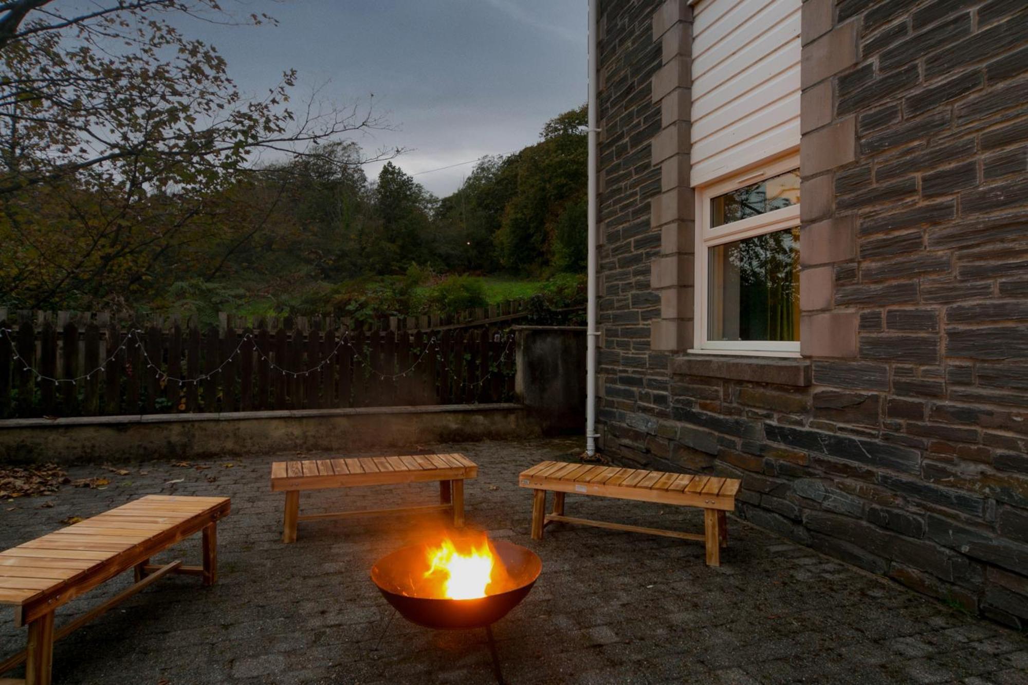 Snowdonia Luxury Flat Foosball Fire Pit Bbq Outdoor Dining Apartment Tremadog Exterior photo