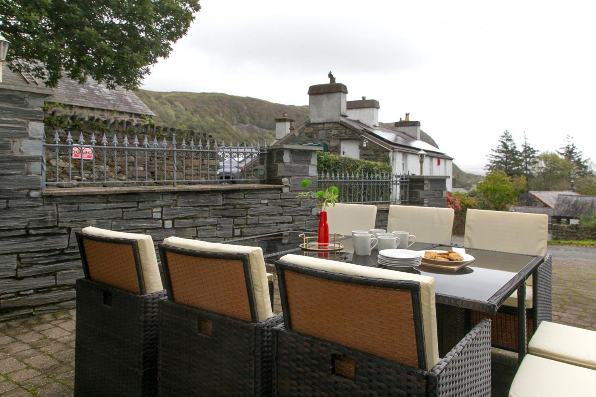 Snowdonia Luxury Flat Foosball Fire Pit Bbq Outdoor Dining Apartment Tremadog Exterior photo