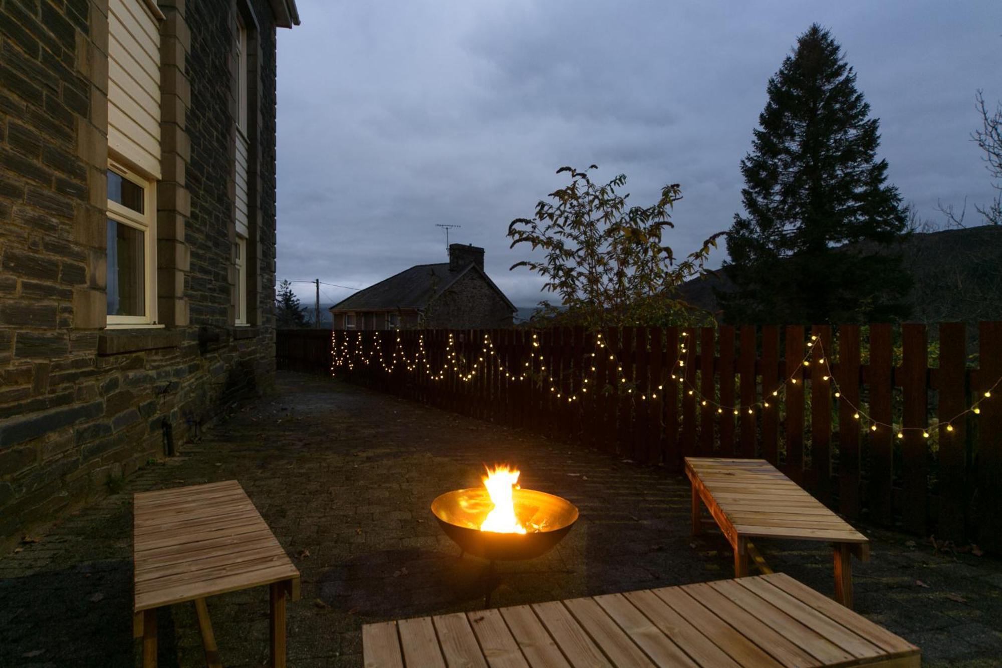 Snowdonia Luxury Flat Foosball Fire Pit Bbq Outdoor Dining Apartment Tremadog Exterior photo