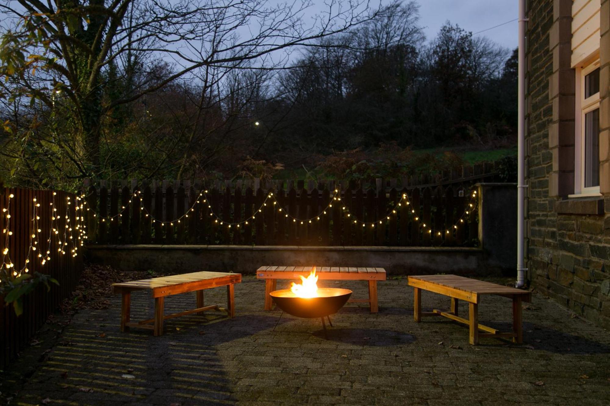 Snowdonia Luxury Flat Foosball Fire Pit Bbq Outdoor Dining Apartment Tremadog Exterior photo