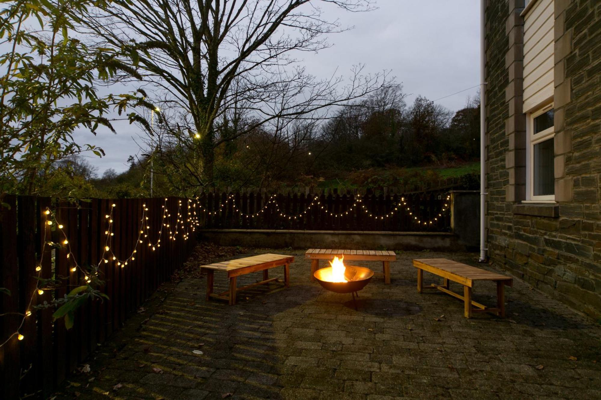 Snowdonia Luxury Flat Foosball Fire Pit Bbq Outdoor Dining Apartment Tremadog Exterior photo