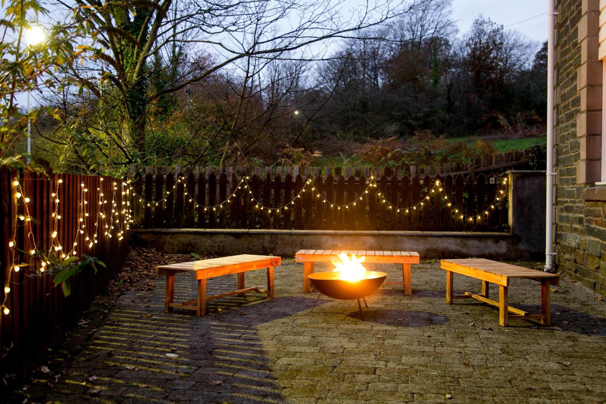 Snowdonia Luxury Flat Foosball Fire Pit Bbq Outdoor Dining Apartment Tremadog Exterior photo