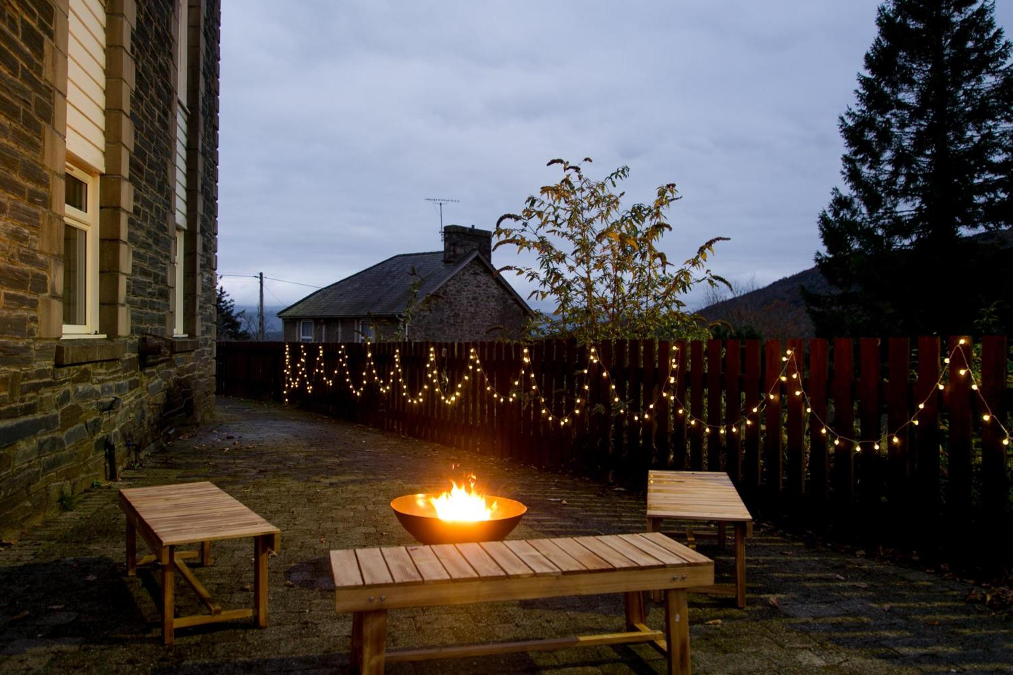 Snowdonia Luxury Flat Foosball Fire Pit Bbq Outdoor Dining Apartment Tremadog Exterior photo